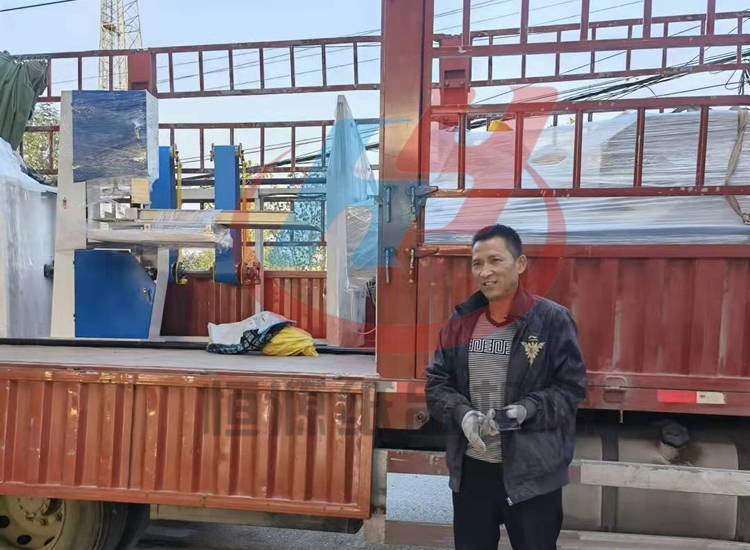 十一過后，河北客戶李經理來我廠購買新型衛生紙加工設備